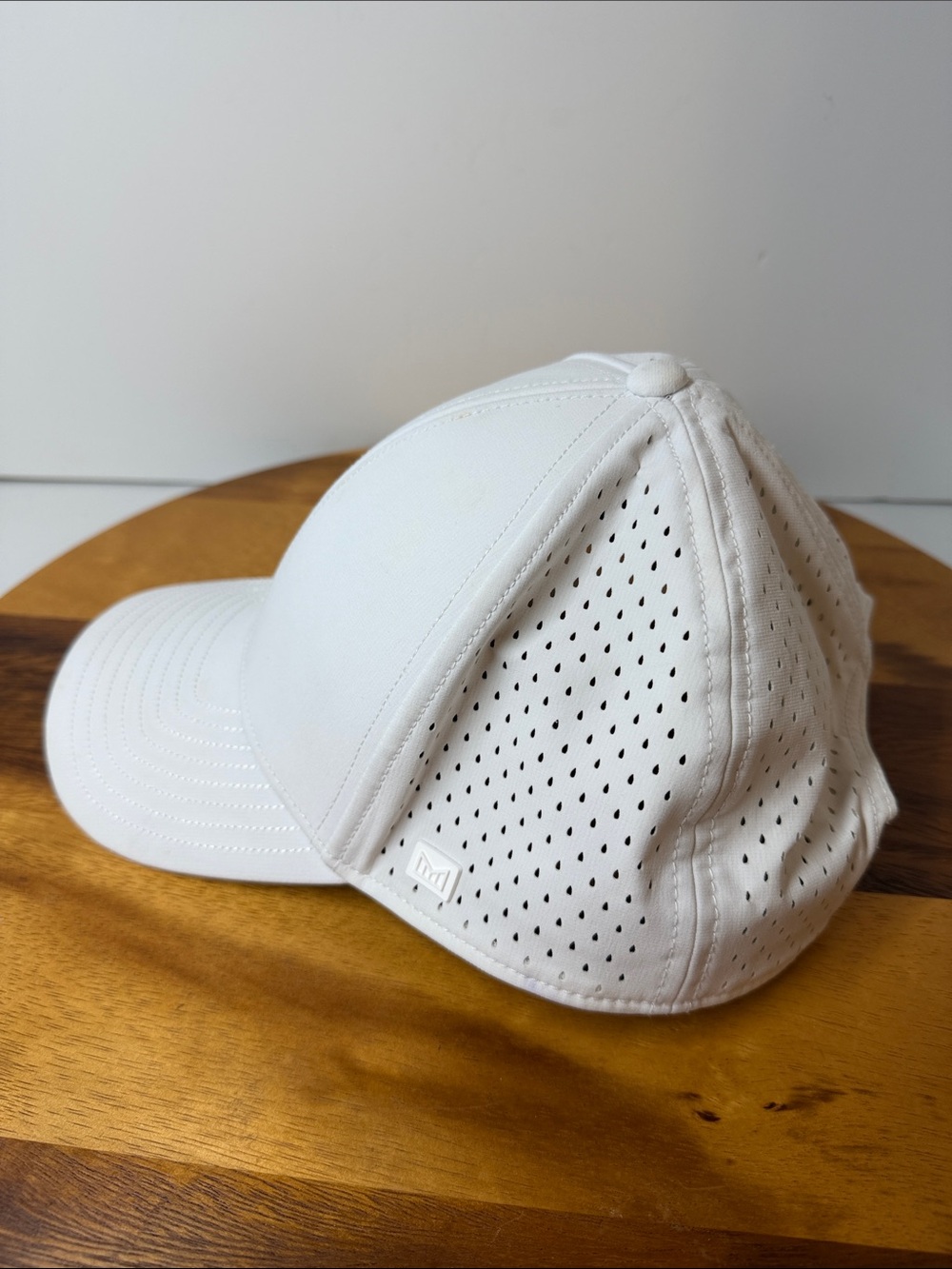 Melin white A-Game Hydro hat, clean, size CL,
Minor stains and discoloration. - Picture 2 of 14